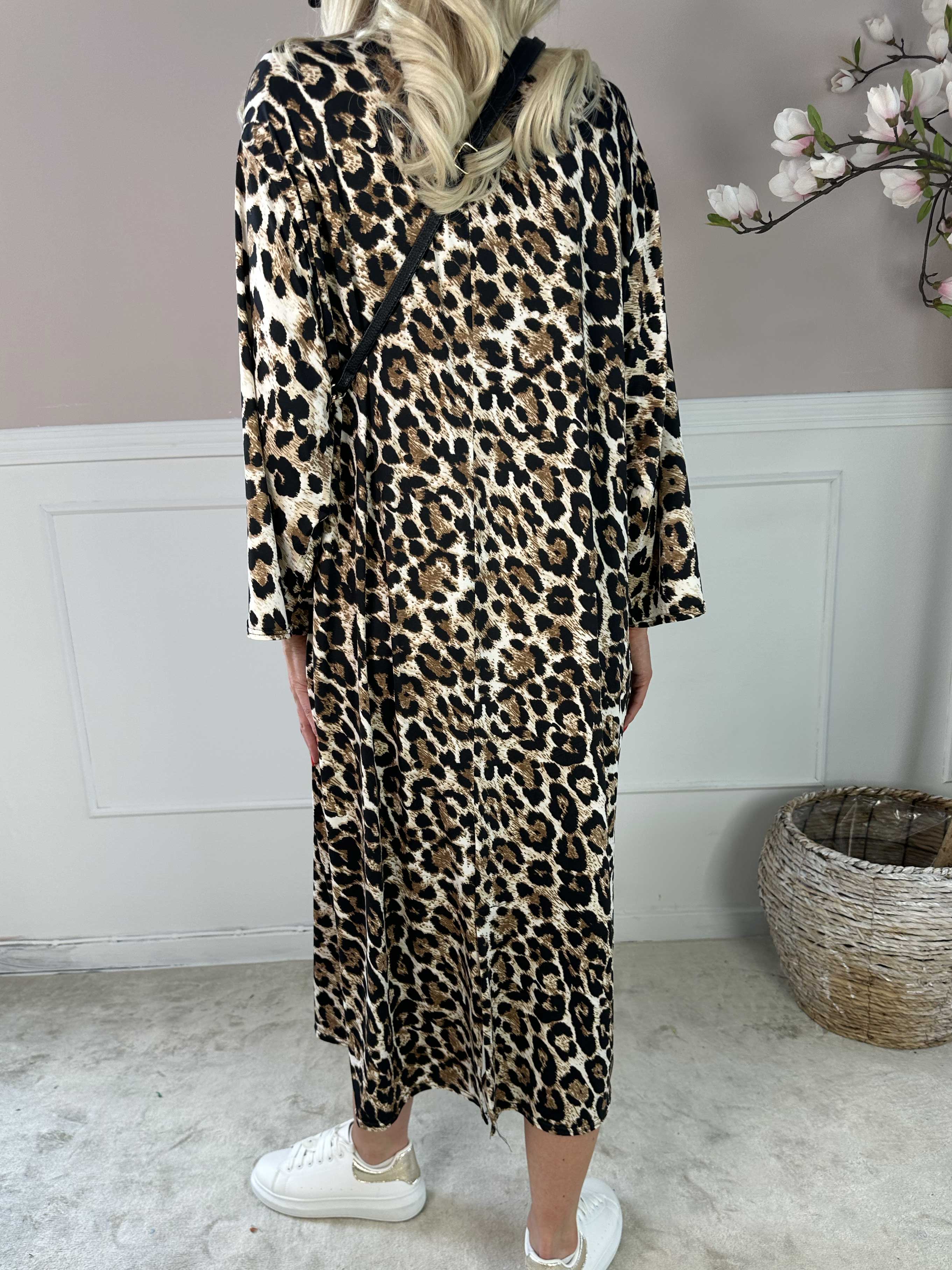 Katri - Långklänning i skrynkelfritt leopardtyg